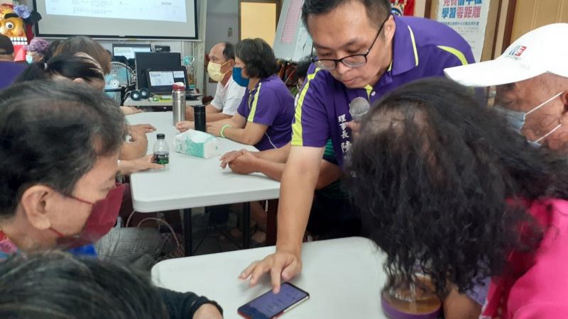 示範如何辨識真假文章與資訊