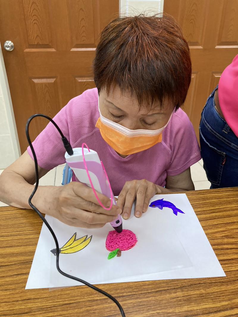 將自己繪畫的蘋果、鯨魚透過3D列印筆繪出成立體蘋果，