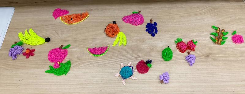 婦女高齡長輩開心分享完成的作品