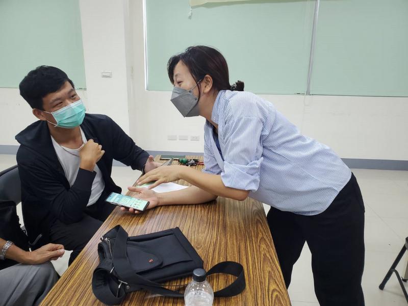 疑!婦女專班居然出現男性學員，據說是陪老婆一起來上課的啦！(笑)