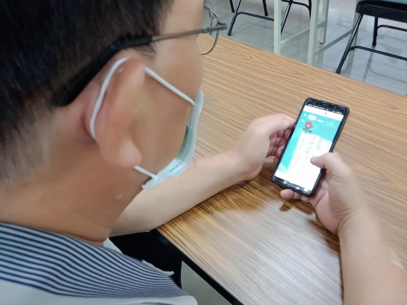 LINE圖編輯卡卡的咧？學員很努力地摸索製作中