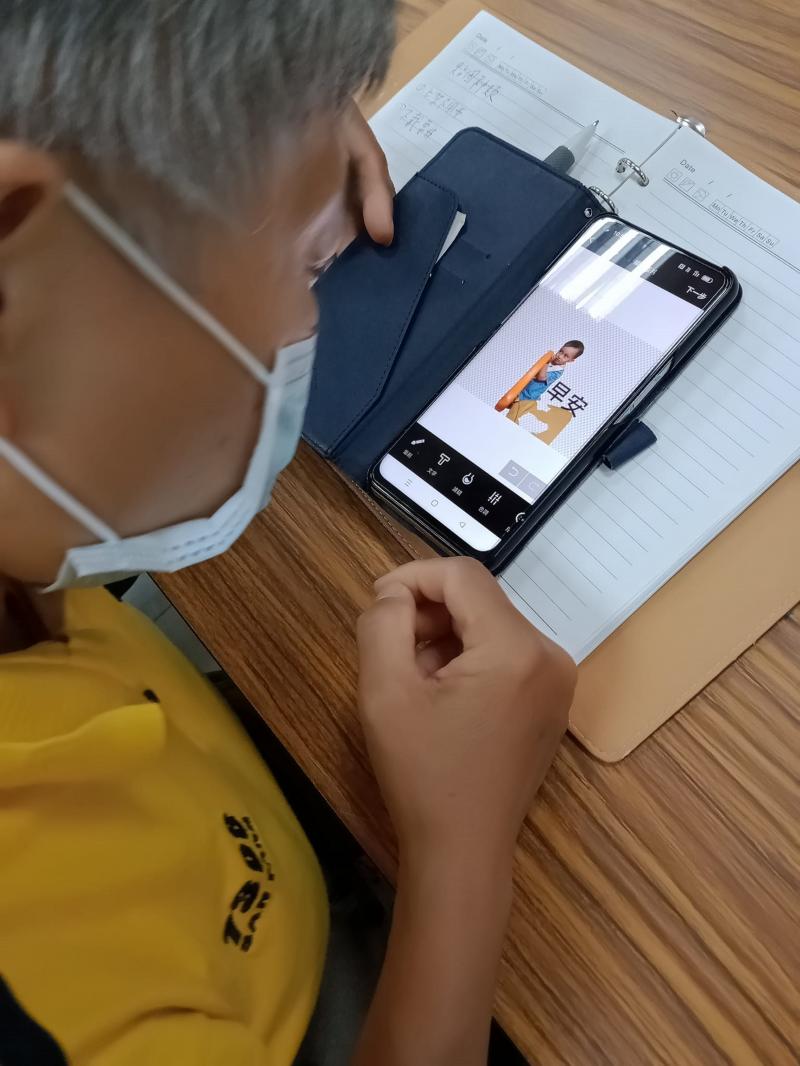 好像阿嬤都很愛拿孫子的照片來做可愛LINE圖齁~~~