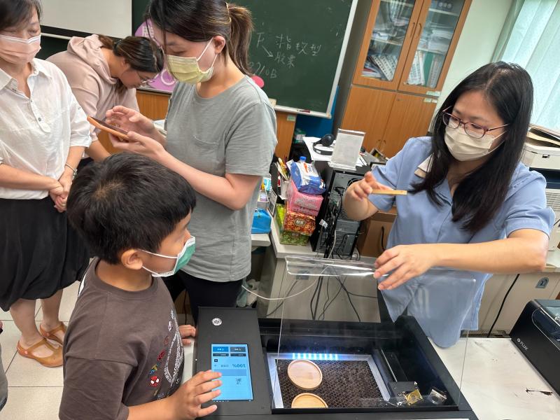 學員等待設計好圖案輸出列印畫面.