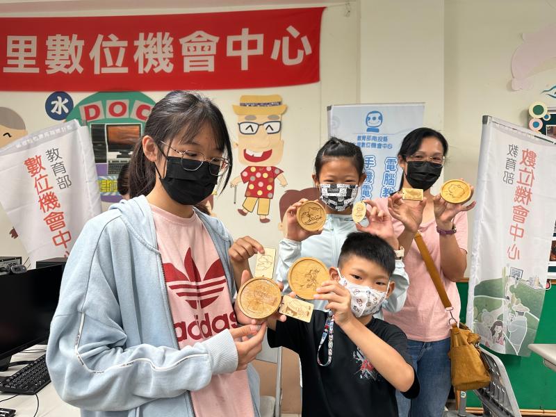 開心手持自己學習設計雷雕作品產出展示.