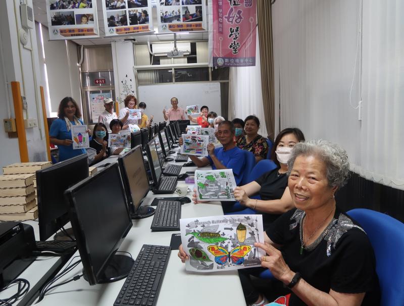 帶著自已彩繪的作品大合照，體驗了AR新科技，滿足了自我的數位藝術創作的慾望，並留下學習成果。