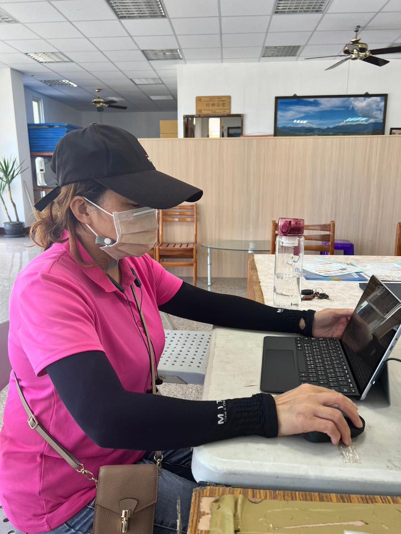 學員認真設計LOGO