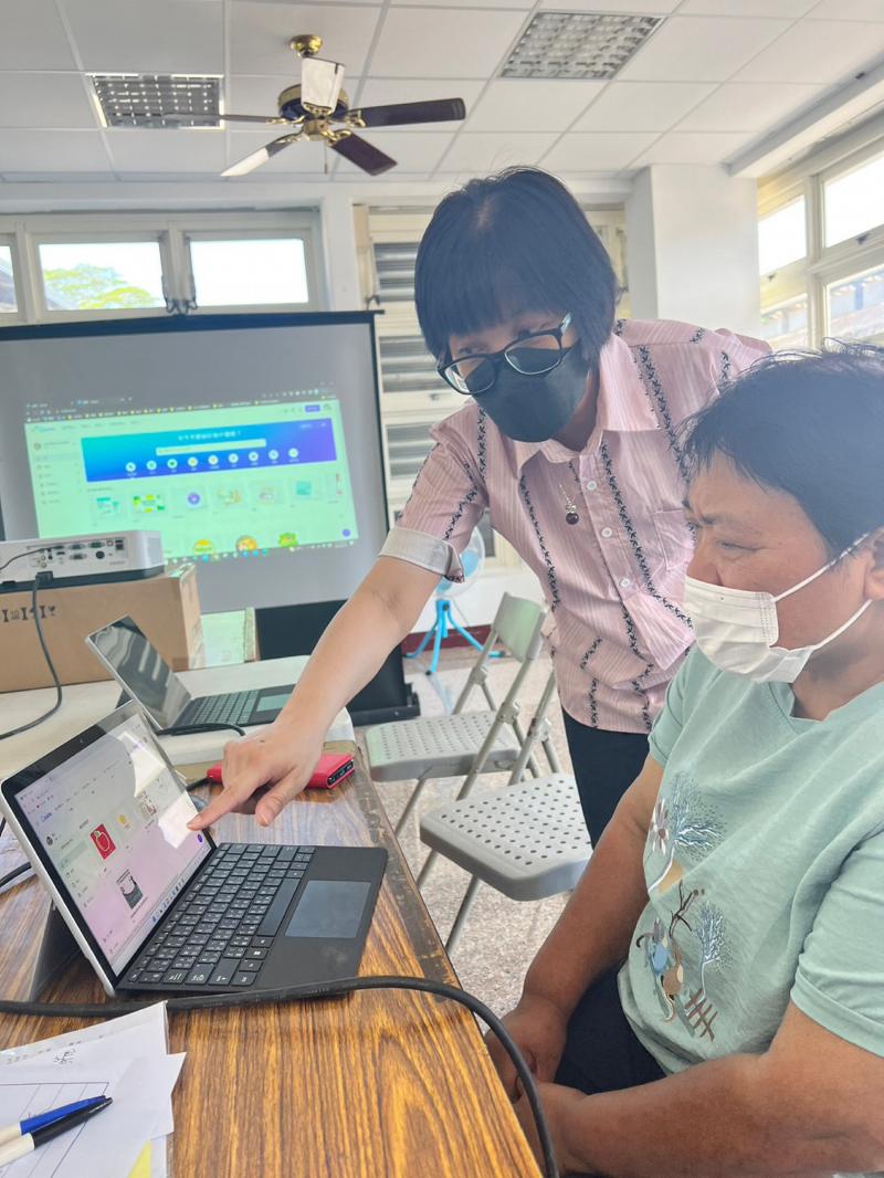 學員跟老師討論包裝設計