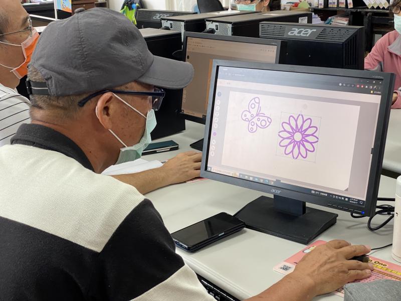 利用autodraw線上介面，學員認真的構思一張卡片稱為拈花惹草，學員都相當有創意。