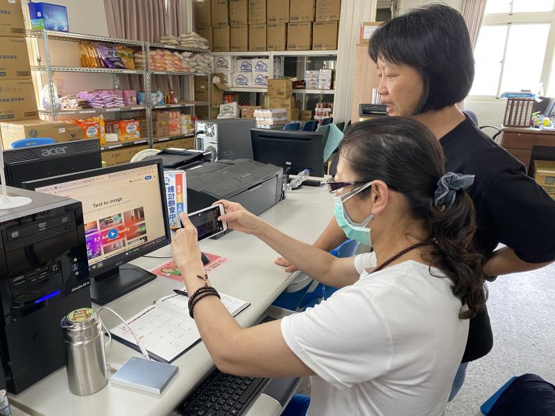 課後，學員與駐點惠菁姊分享哪一個AI繪圖工具最好用，手機拍照以免忘記操作方式。