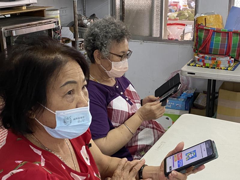 課程最後是與長輩們互動，透過問與答的方式，瞭解學員們是不是都吸收了網路使用的基本知識。