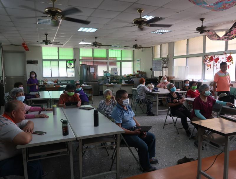 阿公阿嬤讓我們一起透過數位學，練習用手機,練習用平板照相,紀錄生活美好的角度，留下美好的鏡頭。