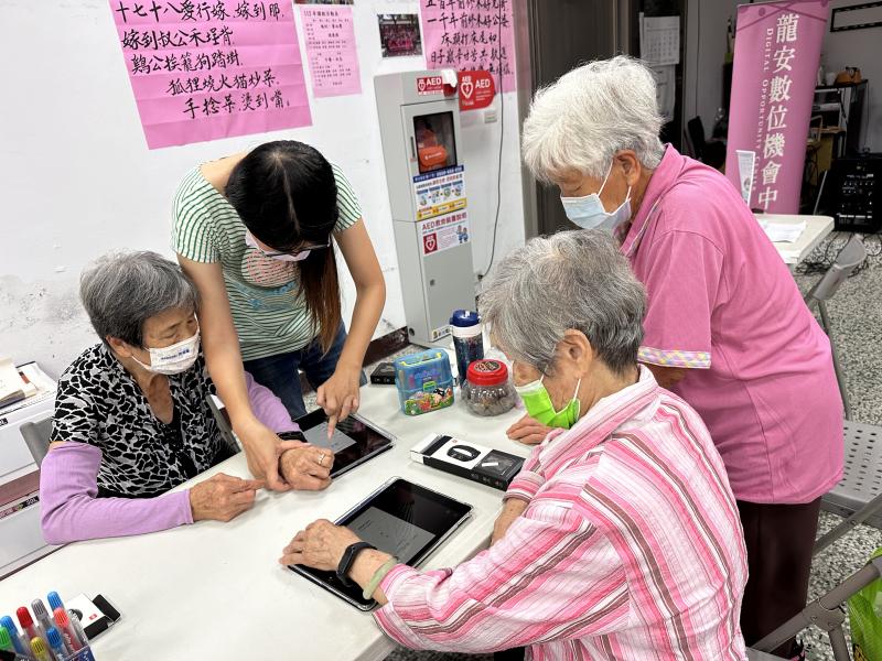 老師協助小米手環與平板配對