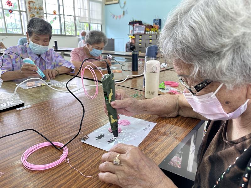 學員實際操作3D列印筆-1