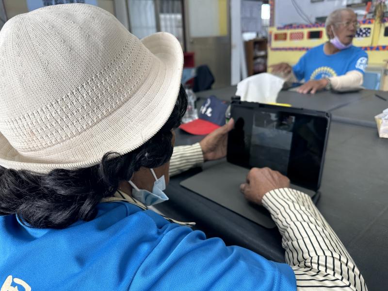 雖然我不會玩平板，但看大家好像都會，我也來試試看