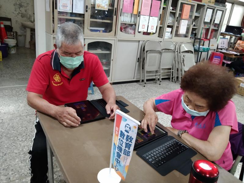 學員專心學習數位生活功能