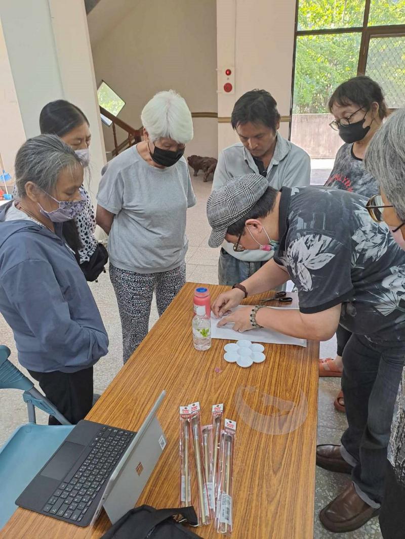 學員第體驗裁藝機，並將裁切好的圖案一一上色