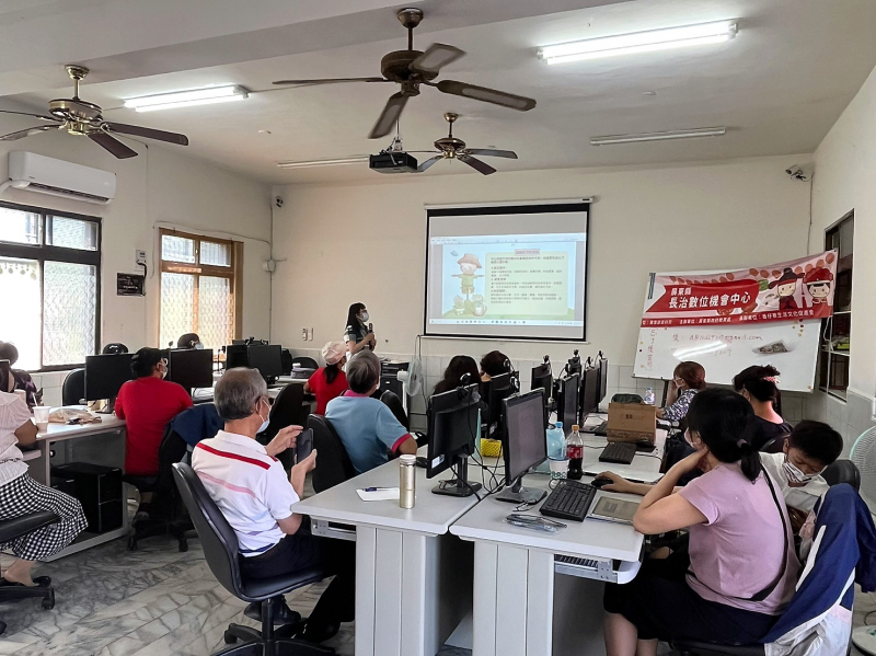 老師教導CANVA等各項基本功能、並簡易操作、使同學能快速明白設計的功能與訣竅