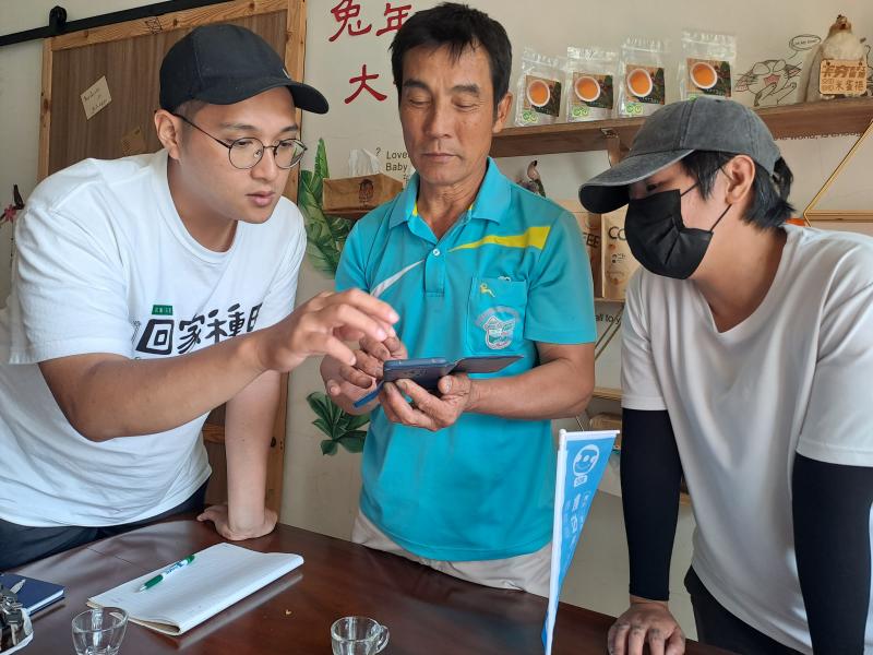 資訊志工協助學員完成官方llickAPP下載註冊