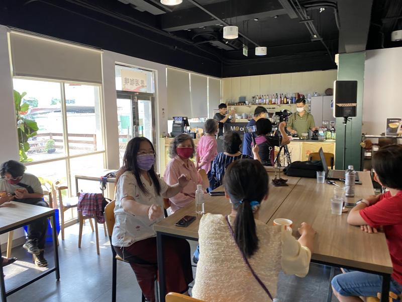 學員實際操作攝影機直播現場。