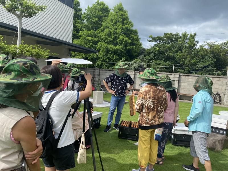 至學員店家實際現場直播商品行銷。