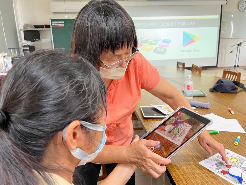 熱心的學員變身助教教導學員,完成圖像後如何將2D影像變成3D影像