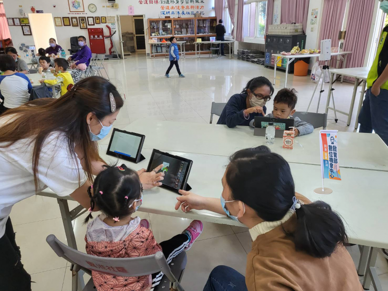 現場引導數個家庭運用google meet平台進行視訊交流。