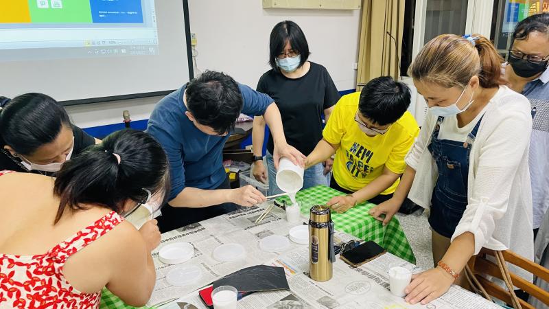 開始準備灌入矽膠至模具