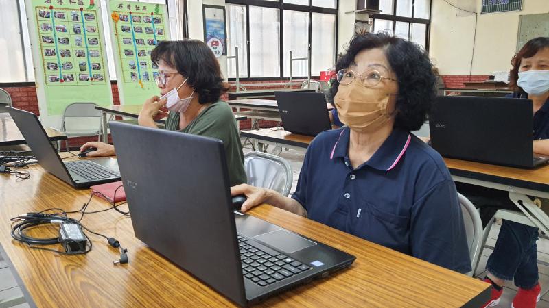 學員專注聽課。