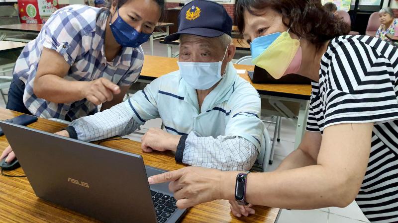 學員在課堂上互相幫助。