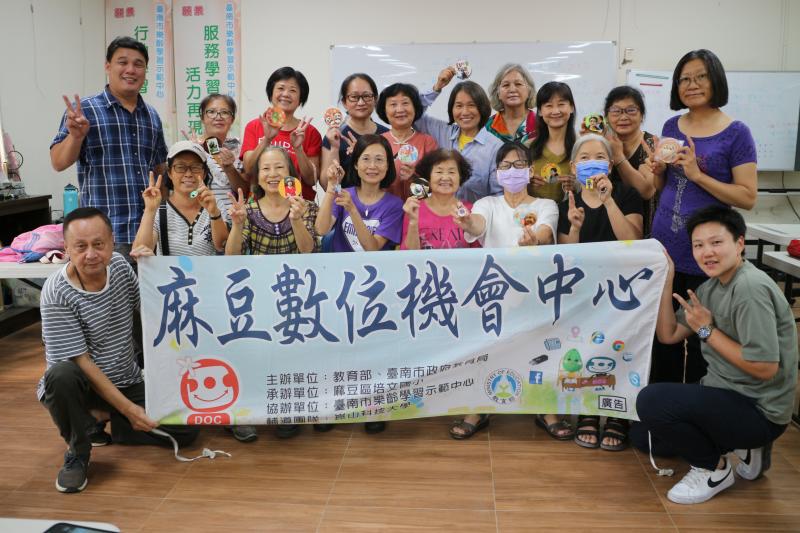 課程結束,學員和老師一起合照。