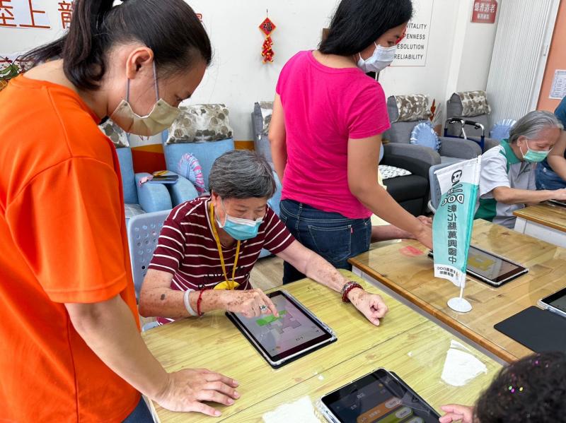 每一堂課前先讓長輩們暖身做操,引導打開平板基本操作,讓長輩們練習尋找app遊戲