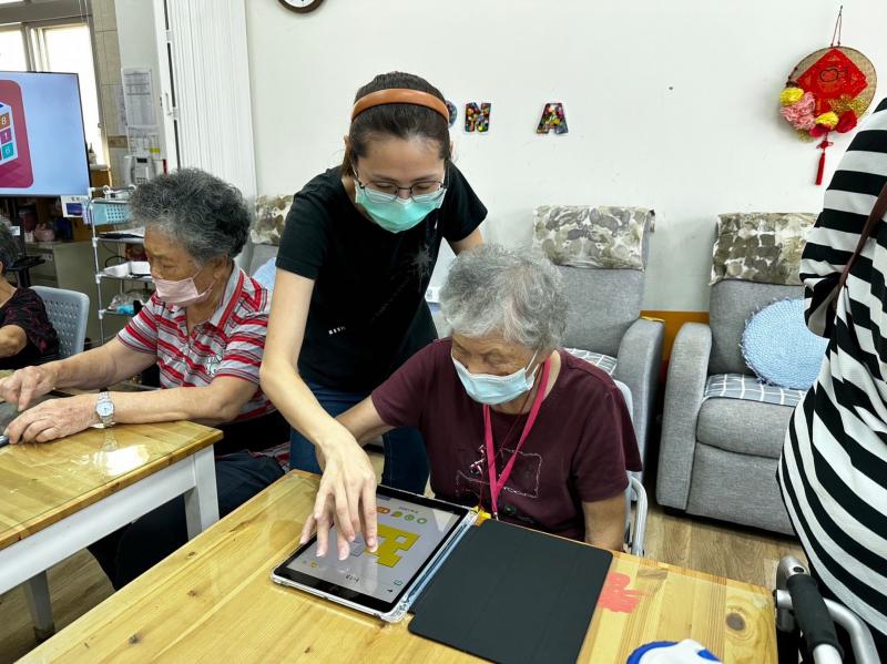 課中讓長輩們休息眼睛起身喝水,在進行下一階段的健身操及app遊戲,透過平板內的益智遊戲讓長輩動腦,讓長輩了解數位工具