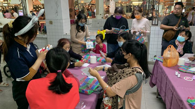 在懷舊的水里市場做古早味的提袋