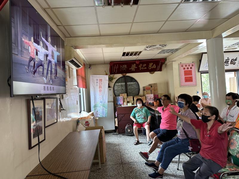 樂齡長者看著YouTube學習自己一7起健康保衛戰