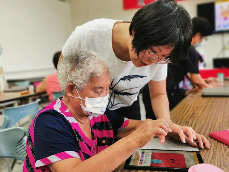 這次的課程開設在社區關懷據點，此據點長輩多數超過65歲，並且除了DOC課程外，很少有機會在接觸到平板，長輩們都直呼我們太久沒來開課太少，都忘記怎麼用了，針對長輩不熟悉操作，講師細心的在一旁幫忙輔導教學