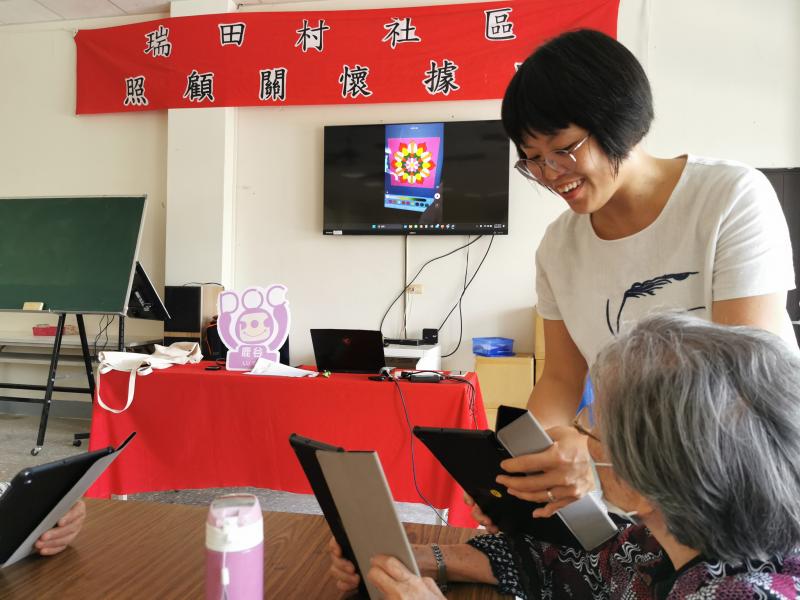 長輩靠自己完成作品後，講師透過平板無線投影，將長輩們的作品頭穎到大螢幕，讓長輩們體驗一把自己上電視的感覺，並且自豪地秀出自己的作品