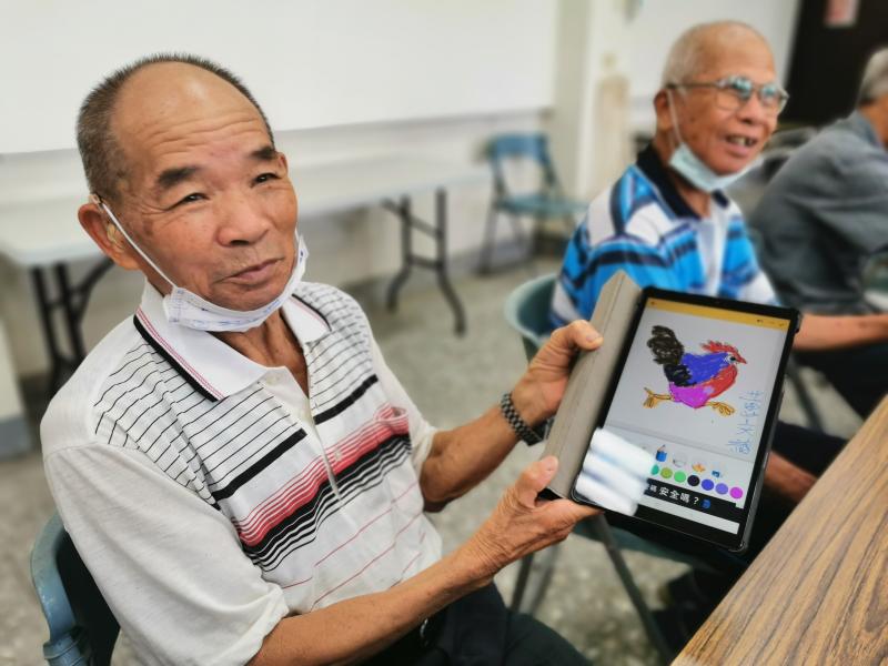 阿公非常自豪地說，這是我畫的鬥雞! 臉上的笑容真的不能作假，笑得很燦爛