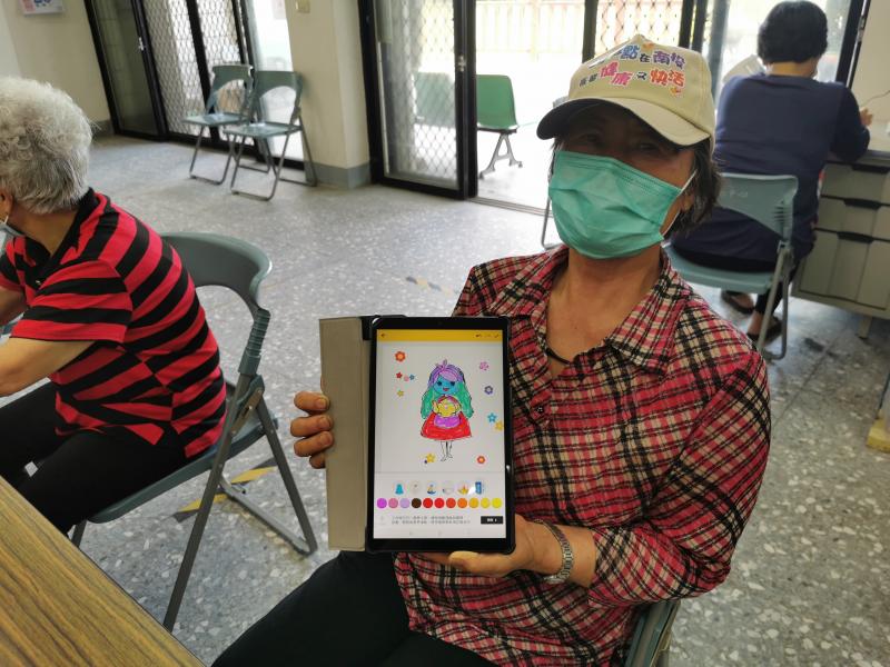 阿嬤說:女人從小就是有個公主夢!活到70歲也是一樣的少女心