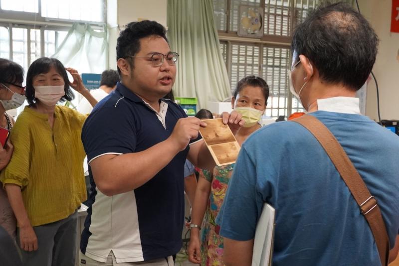 講師在跟學員講解關於照片雕刻應該注意的事項，讓學員知道要怎麼調整參數