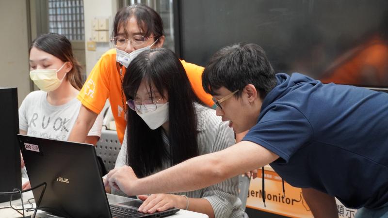 學員在製圖時，彼此之間也互相幫助，有數位能力比較熟悉的學員，在理解後並完成自己的部分後，也願意去幫助其他較跟不上的同學，形成一個互相學習的風氣