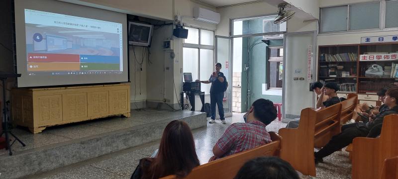 淑惠老師利用khahoo app教導學員。透過有趣的題型設計，嘗試作答的過程，吸引學員深入淺出地認識地方文史。