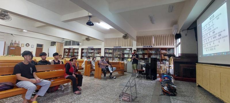 課中特別安排巴宰族耆老教唱族語歌謠。青銀共學場面溫馨，族語歌謠也引起原住民學員共鳴，在優美的樂音中認識在地族群之美。