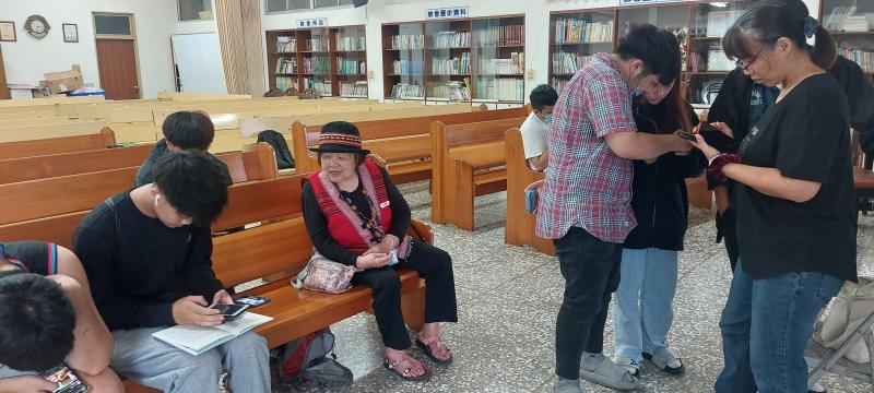 驗收階段，學員將課堂中所看所聽所學設計成一道道文史題，並請耆老確認。年輕人的創意無窮，也逗得瓊秀阿嬤樂開懷。