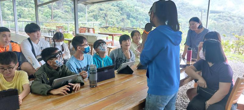 學習單是最刺激的環節，也是親子溫馨的互動時光!小欣老師設計了多有趣的題目，驗收大家對家鄉的了解!只要有數位工具，原來雨天走讀也可以這麼好玩!?