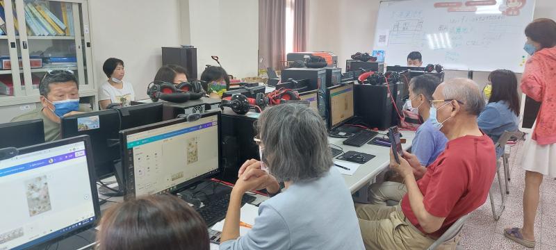 阿志老師的專業課，程吸引一些資深的學員甚至講師慕名而來，而她們也會義不容辭起身當起小老師，教學相長，也是最大的快樂!