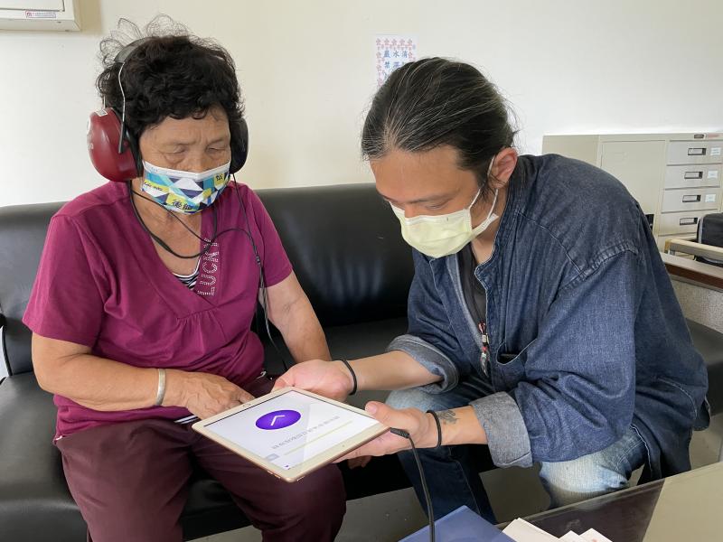 駐點人員協助民眾聽力檢測。