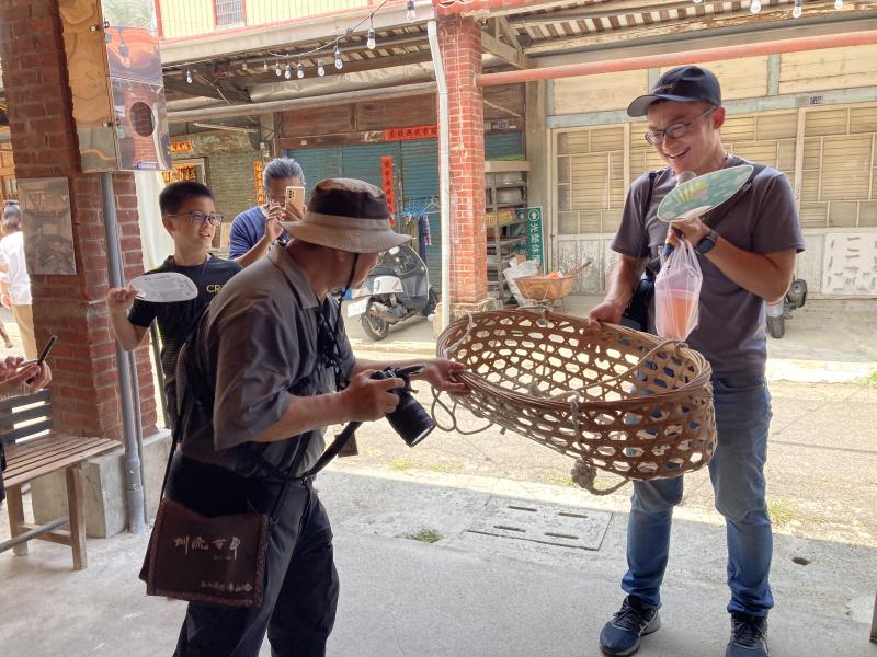 討論店家收藏的古物拍攝角度