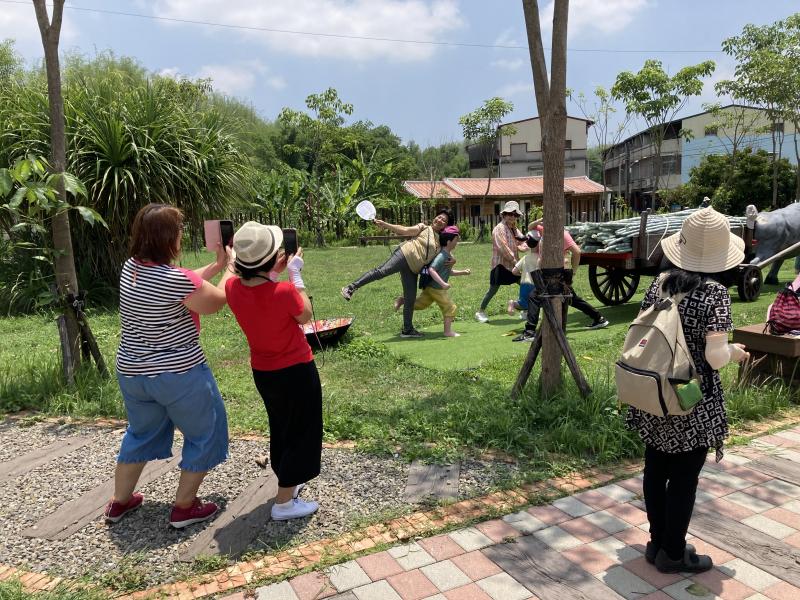 模仿人像姿勢拍照趣味十足
