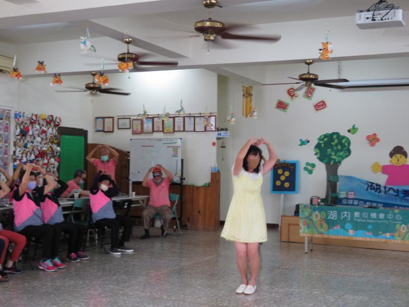 主任特地來現場鼓勵大家,進行帶動唱!