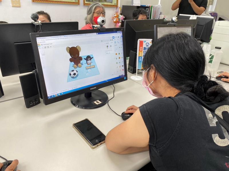 學員們操作著電腦與AR互動學習